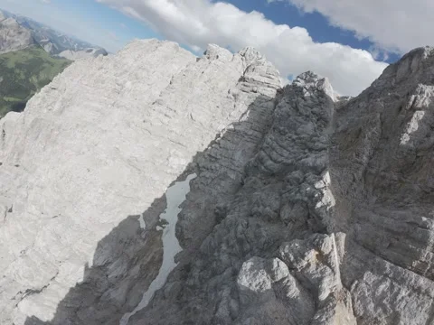 Hopping on the Moserkarspitze 動画素材 338364991
