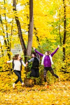 Hopping sisters Stock-Fotos