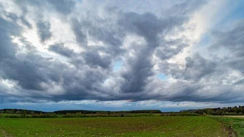 Horizon in countryside fields, cloudy spring Foto stock