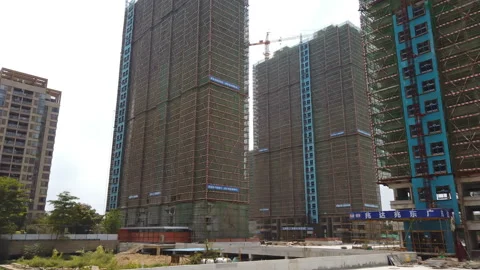 Horizon pan view time lapse commercial residential building under construction Video stock 129602798