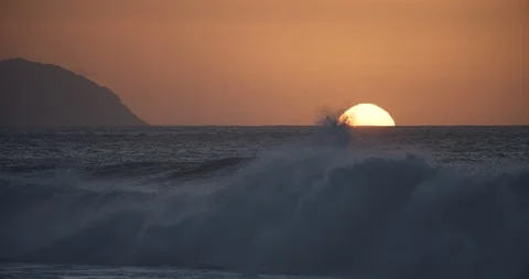 Horizon sunset over ocean with waves breaking Stock-Footage 96805931