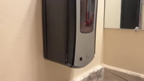 Horizontal 4K video of female hand activates an automatic soap dispenser 库存影片 342337643