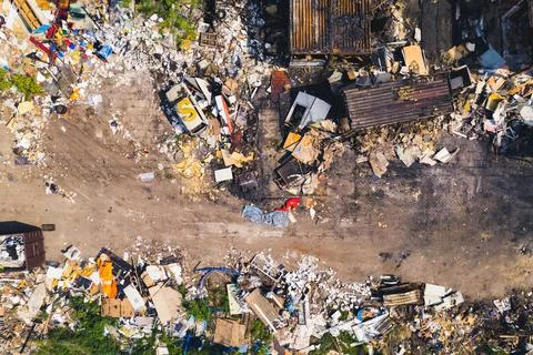 Horizontal aerial shot of a garbage dump with stacks and piles of rubbish. Fotos de archivo