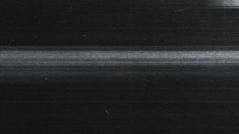 Horizontal analog static glitch line with film grain noise on dark background 库存影片 333415982