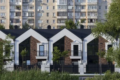 A horizontal architectural shot showcasing a stark contrast between a newly b Foto stock
