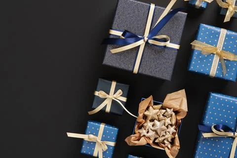 Horizontal banner with gift boxes in blue color and with golden ribbons on .. Stock Photos
