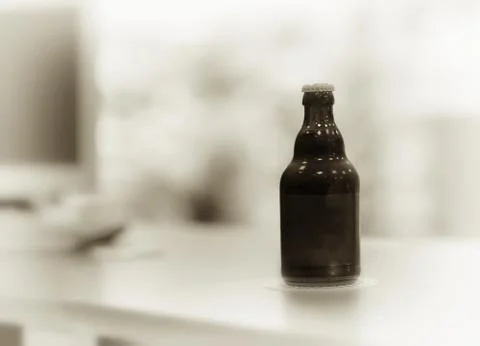 Horizontal blank empty beer bottle bokeh background Foto stock