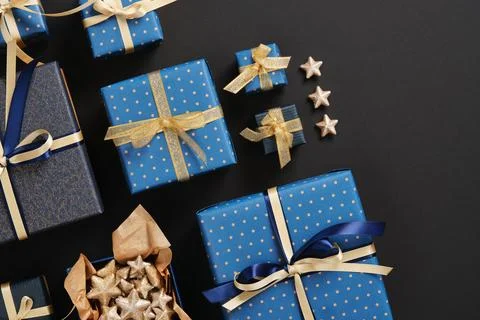 Horizontal card with gift boxes in blue color and with golden ribbons on bl.. Stock Photos