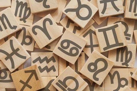 Horizontal close up overhead view of a scattered pile of square wooden bloc.. Stock Photos
