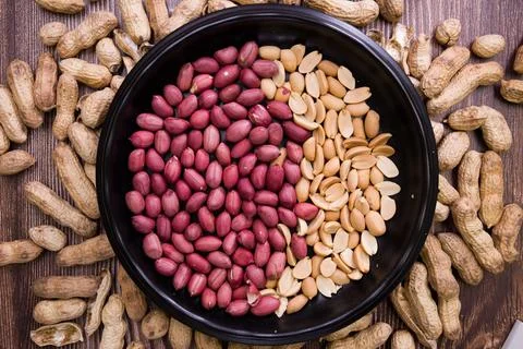 Horizontal Closeup Of Red Peanut Kernels Background Foto stock