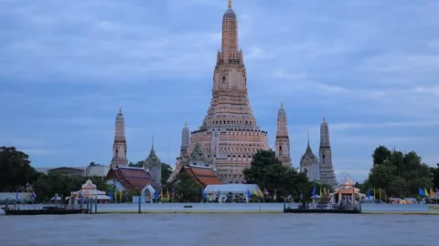 Horizontal Day to Night Timelapse of Wat Arun Temple Bangkok Stock Footage 338381506