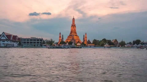 Horizontal Day to Night Timelapse of Wat Arun Temple Bangkok 動画素材 338382811