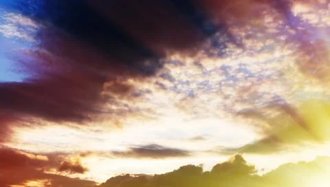 Horizontal dramatic cloudscape with sunshine background Foto stock