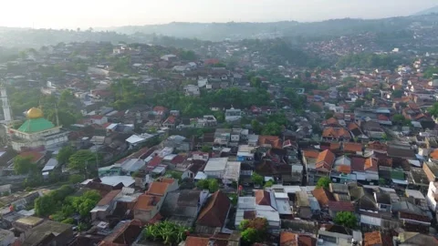 Horizontal drone footage showcasing Semarang's hillside neighborhoods, reveal Stock-Footage 293047519