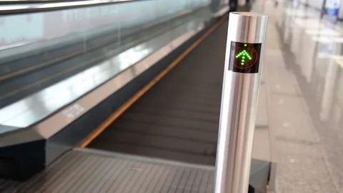Horizontal escaltor toward way and backward way Stock Footage 71004417