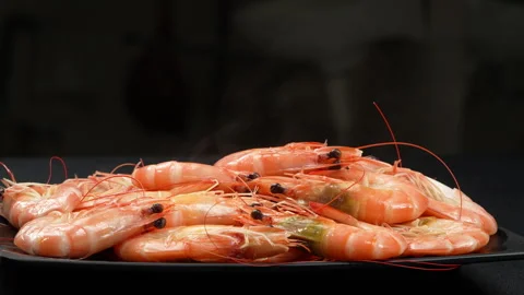 Horizontal Eye Level Steaming Cooked Vietnamese Whiteleg Shrimp on Plate Vidéo 339633744
