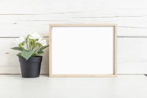 Horizontal frame 8x10 on the table with a flower 库存照片