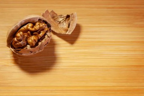 The horizontal frame. A walnut and part of its shell on a bamboo Board 库存照片