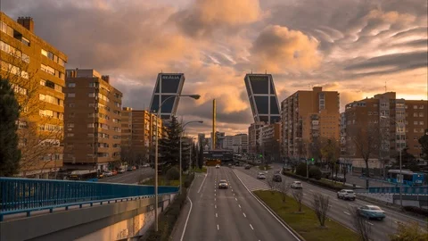Horizontal hyperlapse with moving clouds and beautiful buildings in Madrid Video stock 124027170