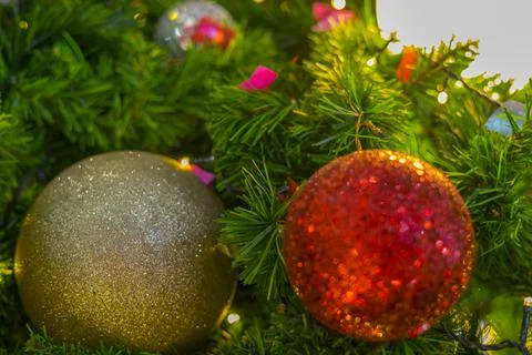 Horizontal image close up and selective focus red wrinkle Cristmas ball hangi Foto stock