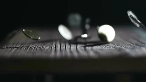 Horizontal light transition on gold coins Light transition over gold coins Stock-Footage 334027849
