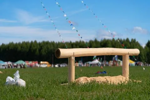 Horizontal log on a grassy field for bag fights Stock-Fotos