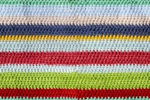 Horizontal multi colored crochet lines pattern, abstract close up background Foto stock
