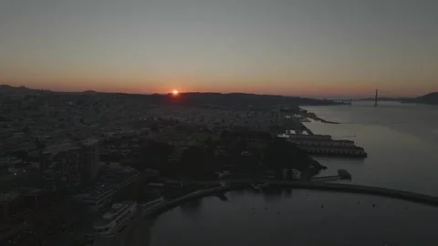 Horizontal pan from city to river in soft sunset light in San Francisco Vídeos de archivo 336793090