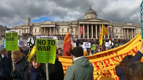 Horizontal pan of crowd in front of national gallery chanting stop the war Video stock 171484229