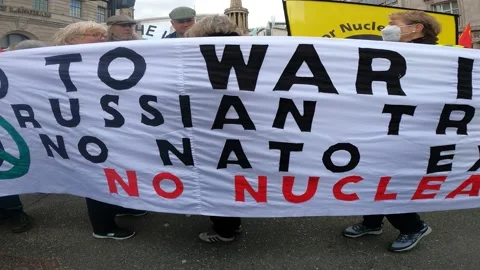 Horizontal pan front of march London march to support ukraine, peace sign Stock Footage 171517124