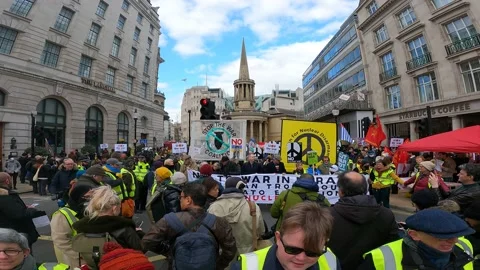 Horizontal pan human chain leading London march to support ukraine, peace sign Video stock 171517474