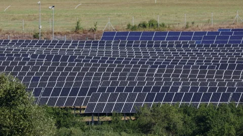Horizontal pan over rows of photovoltaic solar panels field in Ceske Budejo.. 스톡 동영상 343435817