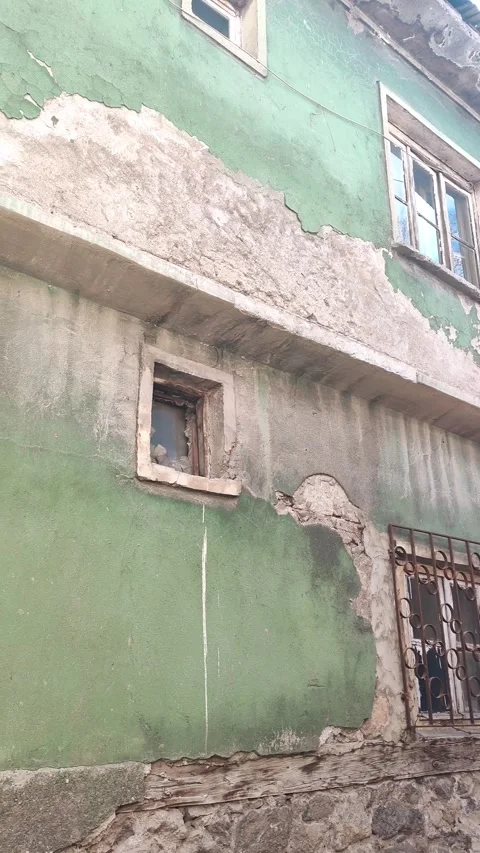 Horizontal pan from right to left across an ancient, abandoned house left Vídeos de archivo 334660044