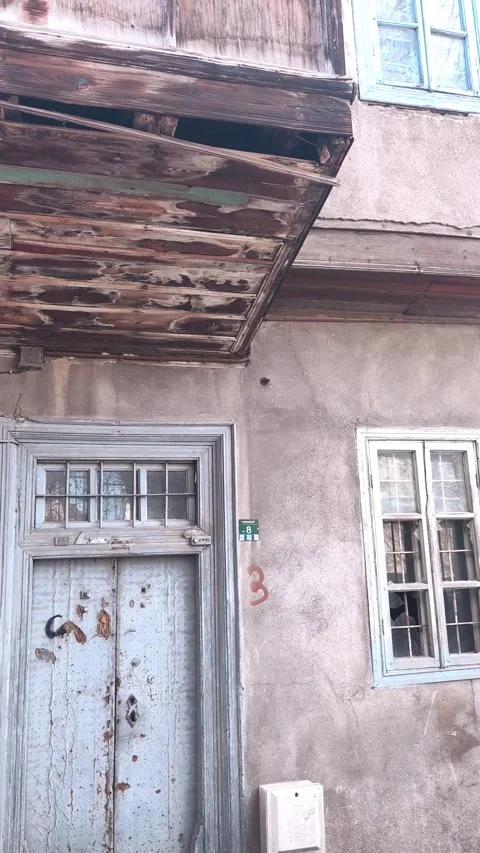Horizontal pan from right to left showcasing the weathered facade, ancient Vídeos de archivo 334659970