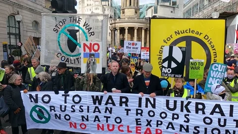 Horizontal pan slow motion leading London march to support ukraine, peace sign Stock Footage 171485920
