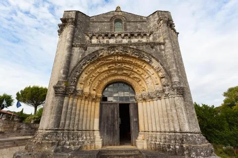 Horizontal pic from west facade of notre-dame de l'assomption de fenioux.chur Stock Photos