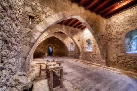 A horizontal shot of the inside of an ancient building with an arch during da Fotos de archivo