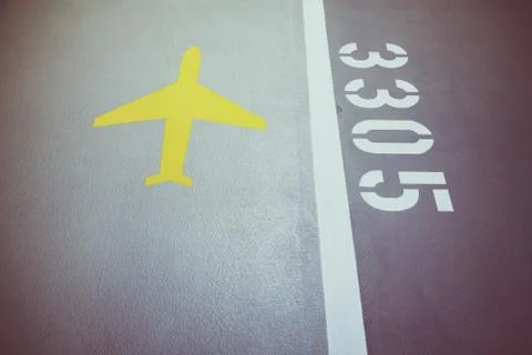 A horizontal shot of a white line between a yellow plane drawing and the numb 库存照片