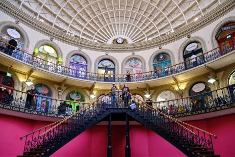 Horizontal shot within the pit inside of the Leeds Corn Exchange Foto stock