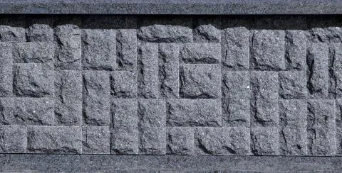 Horizontal texture of coarse and strong mosaic granite stone foundation Foto stock