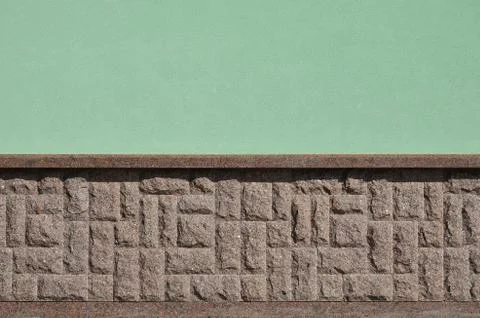Horizontal texture of coarse and strong mosaic granite stone foundation Foto stock