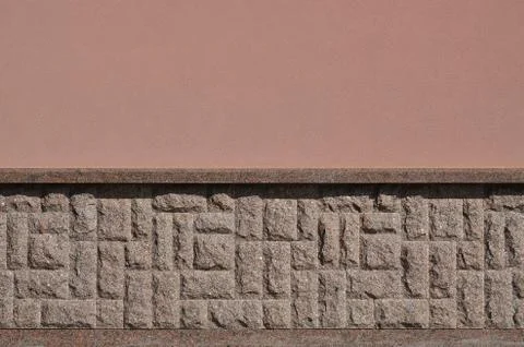 Horizontal texture of coarse and strong mosaic granite stone foundation Foto stock