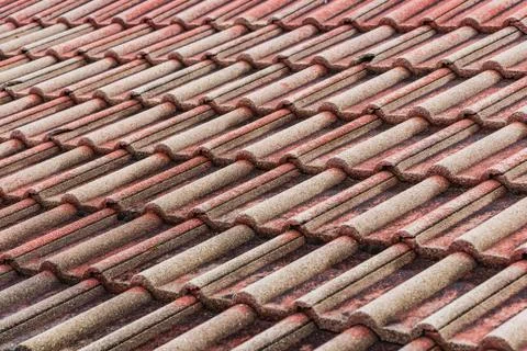 A horizontal texture of part of an old brown roof of clay tiles 스톡 사진