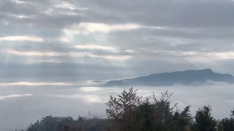 Horizontal Timelapse of Fast Moving Sea of Clouds Flowing over Mountain Vall Video stock 326084472