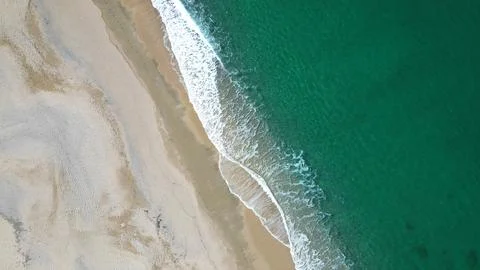 Horizontal Top Down Aerial View of Emerald Water and Sandy Beach Stock-Fotos