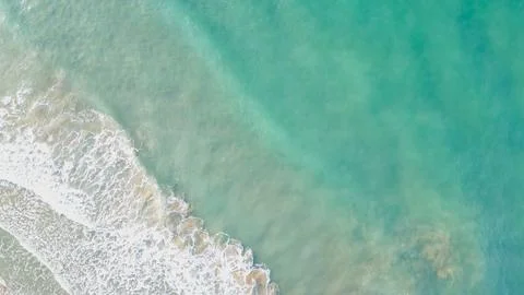 Horizontal top down aerial view of crystal clear turquoise sea water washin.. Foto stock