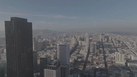 Horizontal tracking drone passing Transamerica Pyramid in San Francisco Vidéo 336793080
