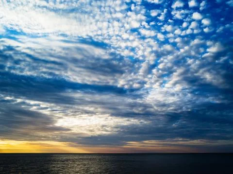 Horizontal vibrant ocean horizon cloudscape background backdrop Stock Photos