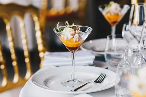 Horizontal view of beautifully served table with glass of cocktail, white pla Foto stock