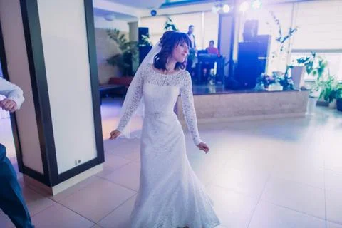 The horizontal view of the dancing bride. Fotos Stock